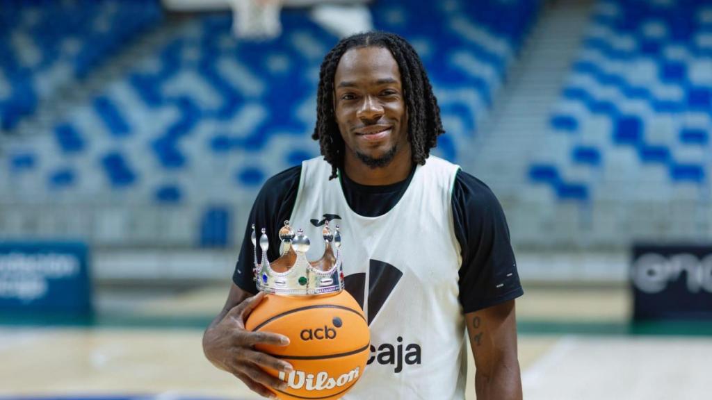 Perry sujeta un balón con corona.