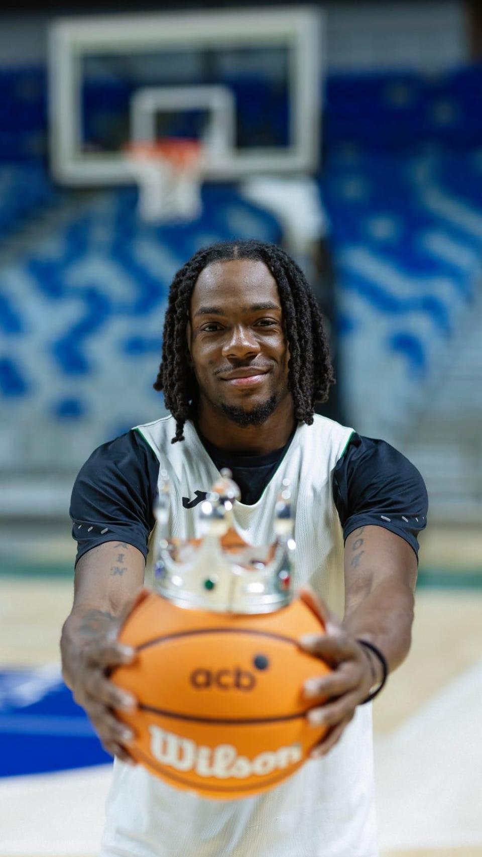 Una imagen de Perry sosteniendo el balón con corona.