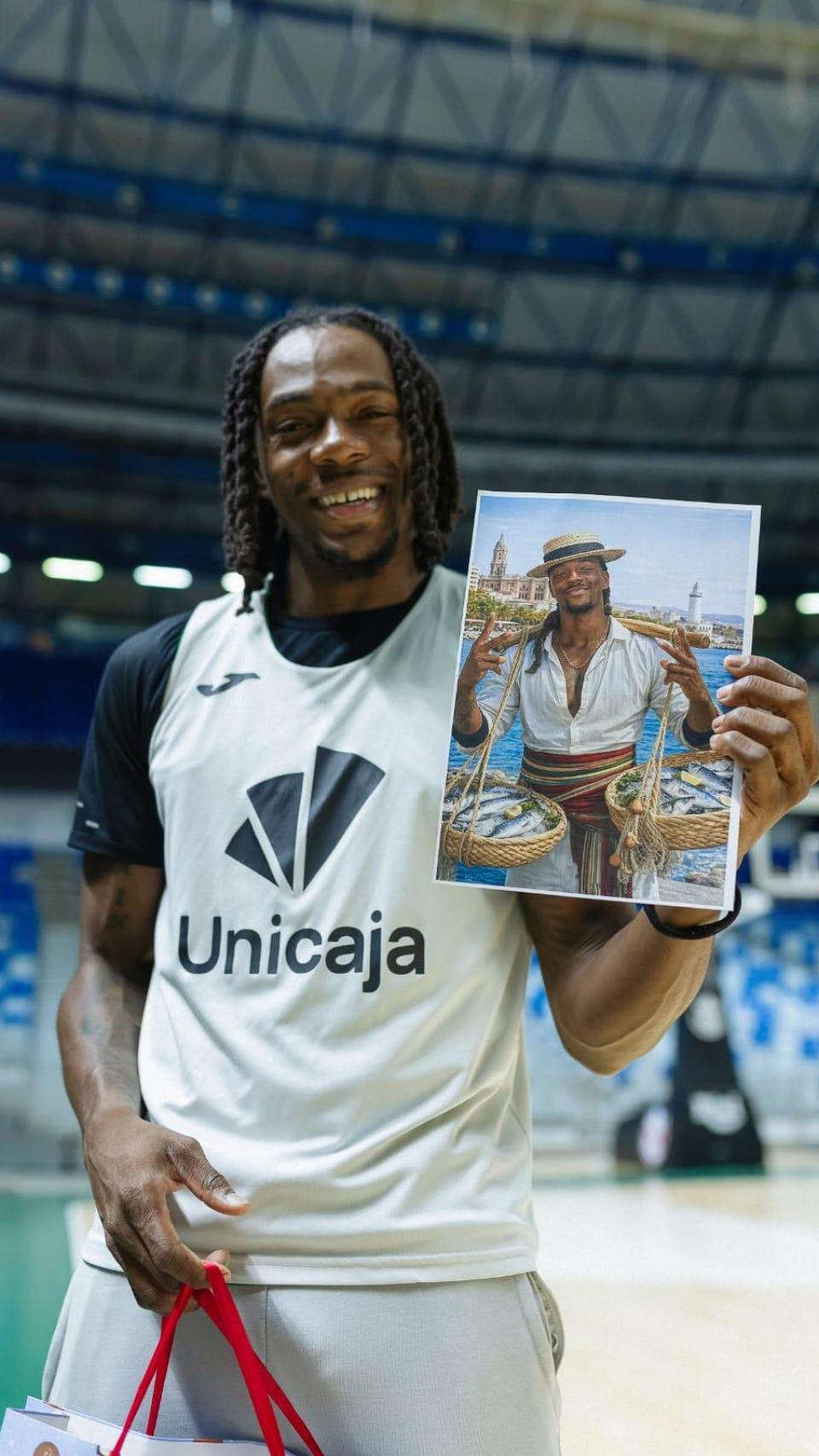 Perry sostiene uno de los regalos de cumpleaños que le hicimos.