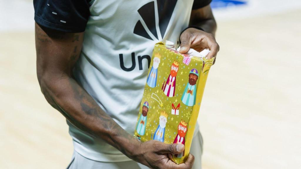 Uno de los regalos que le entregamos sirvió de broma para decir que Alberto era Gaspar, ya que en el envoltorio aparecía como rey pelirrojo.