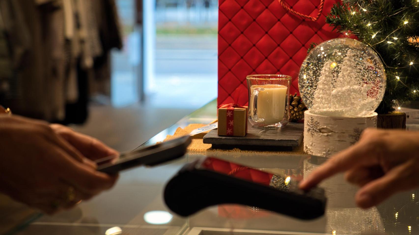 Imagen de archivo de una persona comprando.