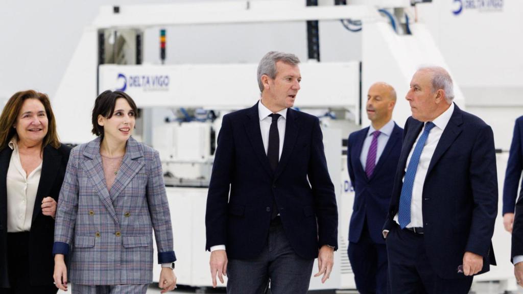 El presidente de la Xunta, Alfonso Rueda, durante su visita a las obras de la nueva planta de Delta Vigo