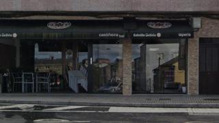 Roban de madrugada en una cafetería de Curtis (A Coruña) utilizando el método del alunizaje