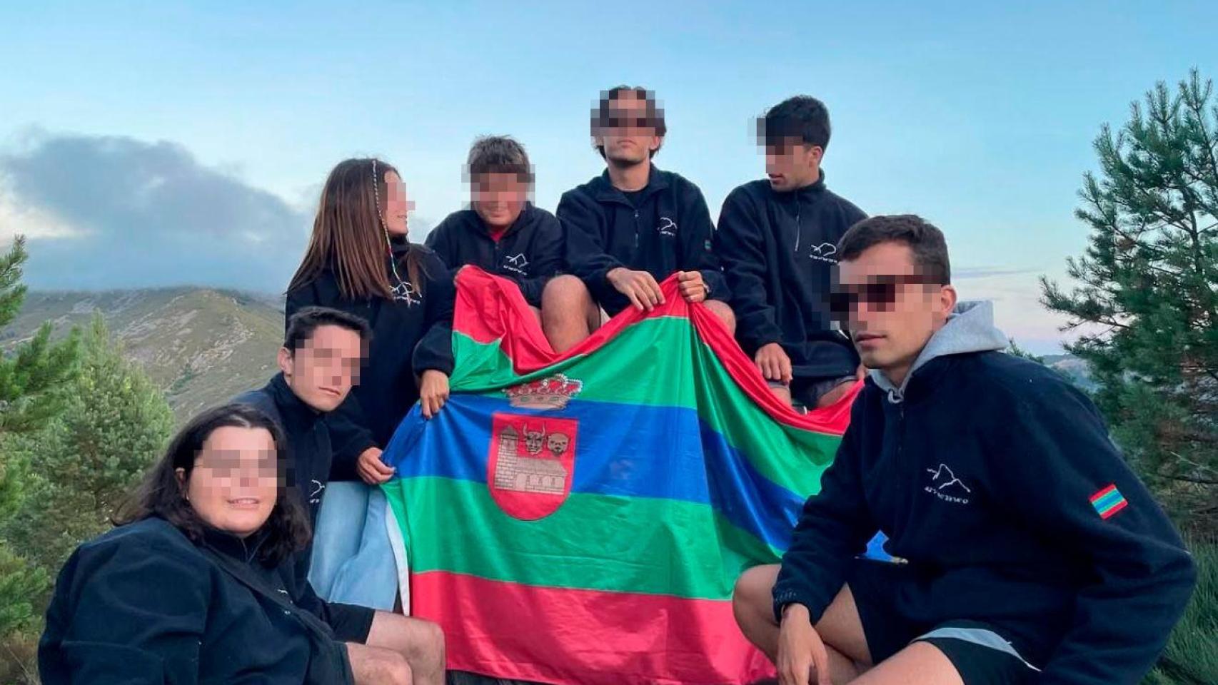 Algunos de los jóvenes integrados en la comisión de fiestas de Villamanín sostienen la bandera del pueblo en una imagen compartida con EL ESPAÑOL.