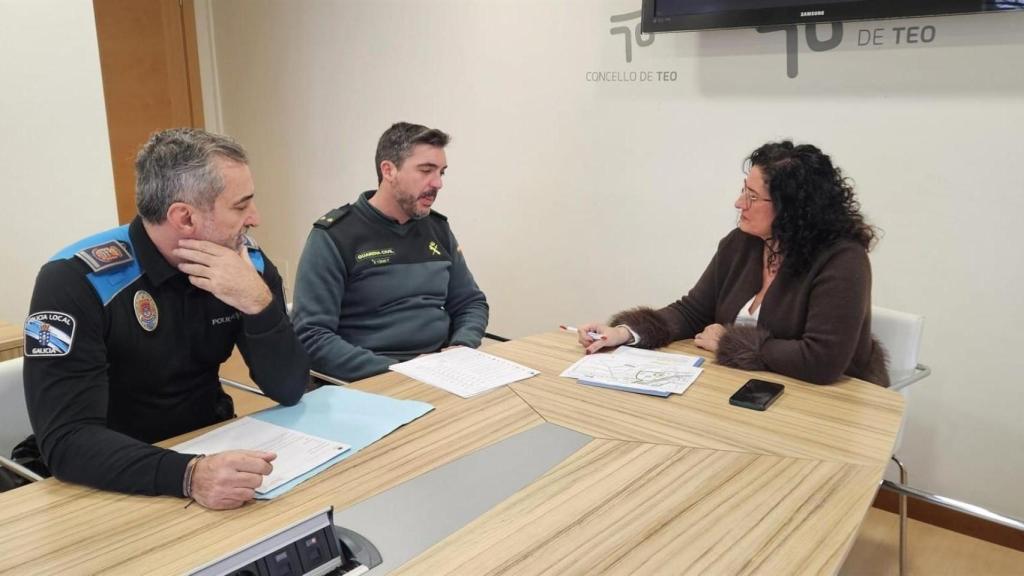 La alcaldesa de Teo (A Coruña), Lucía Calvo de la Uz, se reúne con el comandante del puesto principal de la Guarda Civil en Milladoiro, Jesús Tobar, y el jefe de la Policía Local de Teo, Manuel Parga.