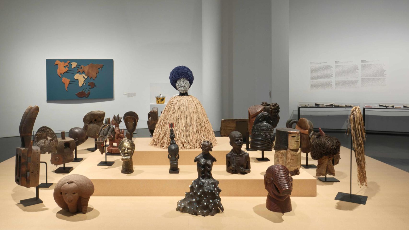 Vista de la instalación con piezas de Yto Barrada:' Tectonic Plate', 2010, y Simone Leigh: 'Dunham', 2017. Foto: Miguel Coll