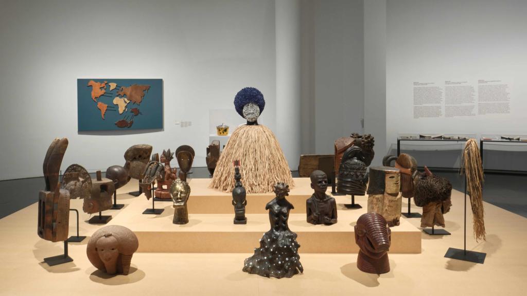 Vista de la instalación con piezas de Yto Barrada:' Tectonic Plate', 2010, y Simone Leigh: 'Dunham', 2017. Foto: Miguel Coll