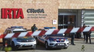 Los Mossos d'Esquadra y la Guardia Civil en la puerta del laboratorio IRTA-CReSA en Bellatera (Barcelona).