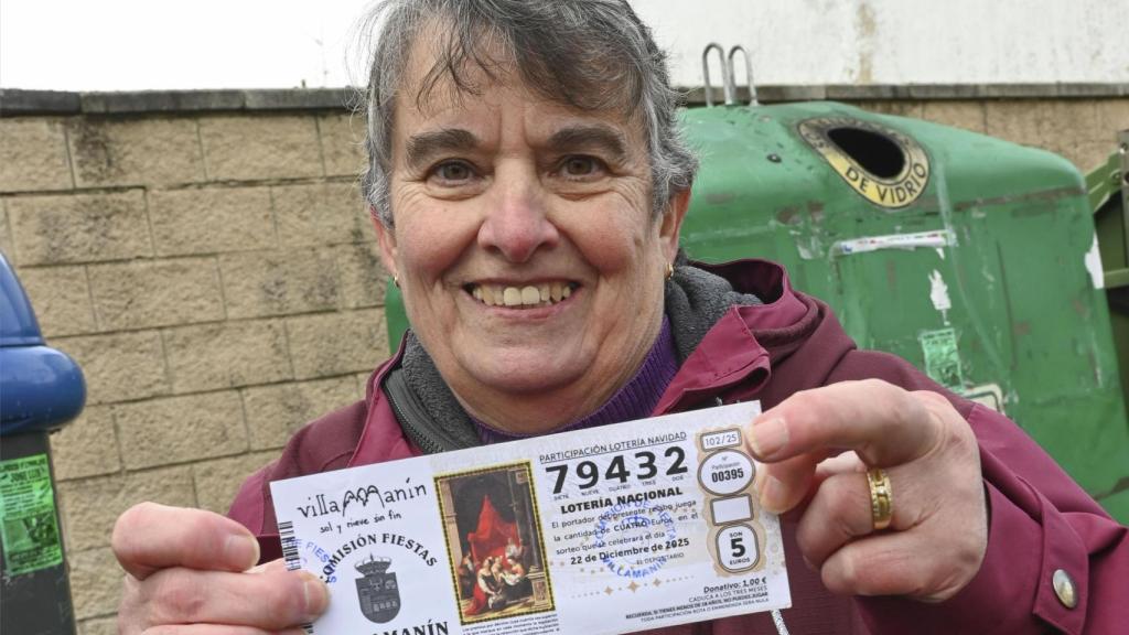 Una vecina de Villamanín (León) posa con un décimo premiado.