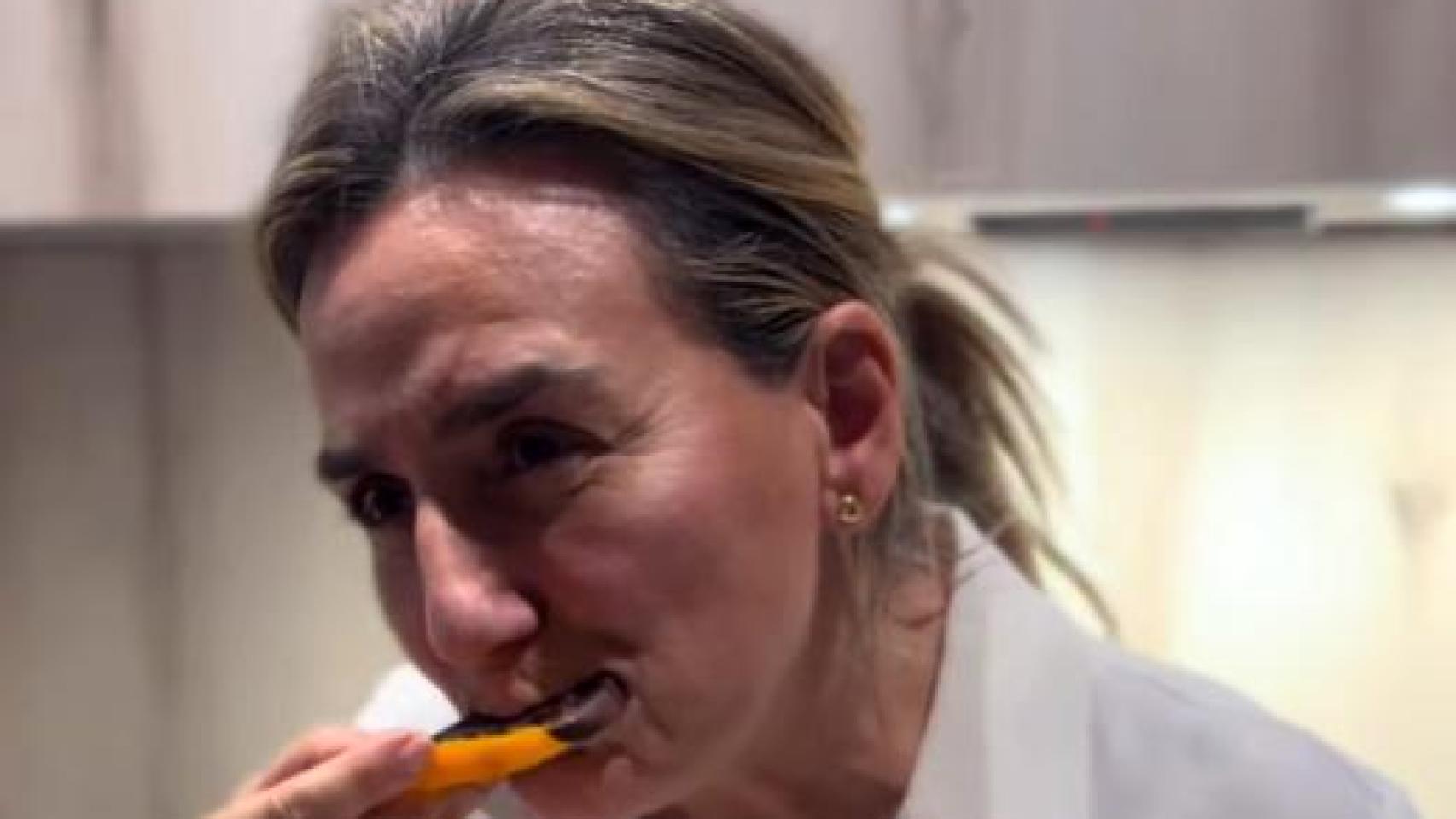 Milagros Tolón prueba una de sus riquísimas rodajas de naranja confitada al chocolate.