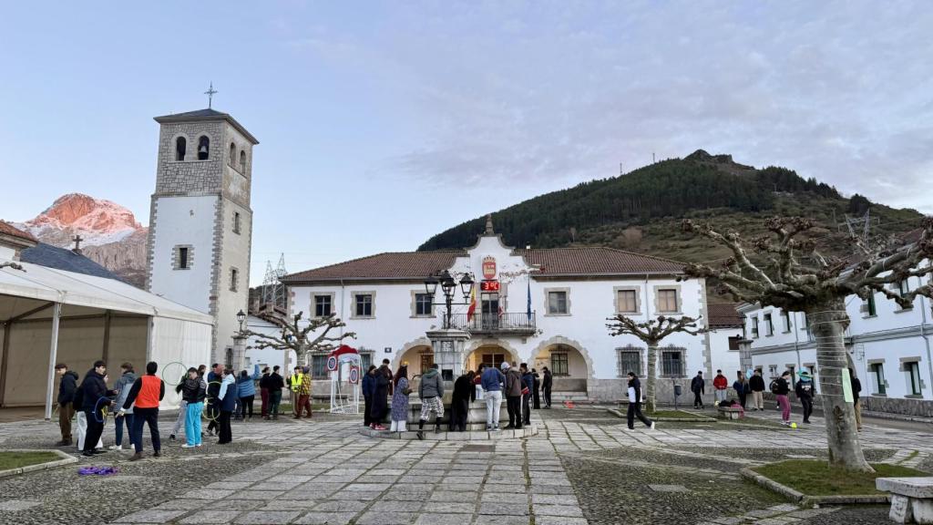 A Praça da Constituição, mais conhecida como Praça da Câmara Municipal, encheu-se de jovens esta segunda-feira durante a celebração da Gincana.
