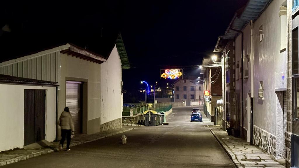 No final da noite desta segunda-feira, uma jovem caminha com seu cachorro por uma das ruas de Villamanina.
