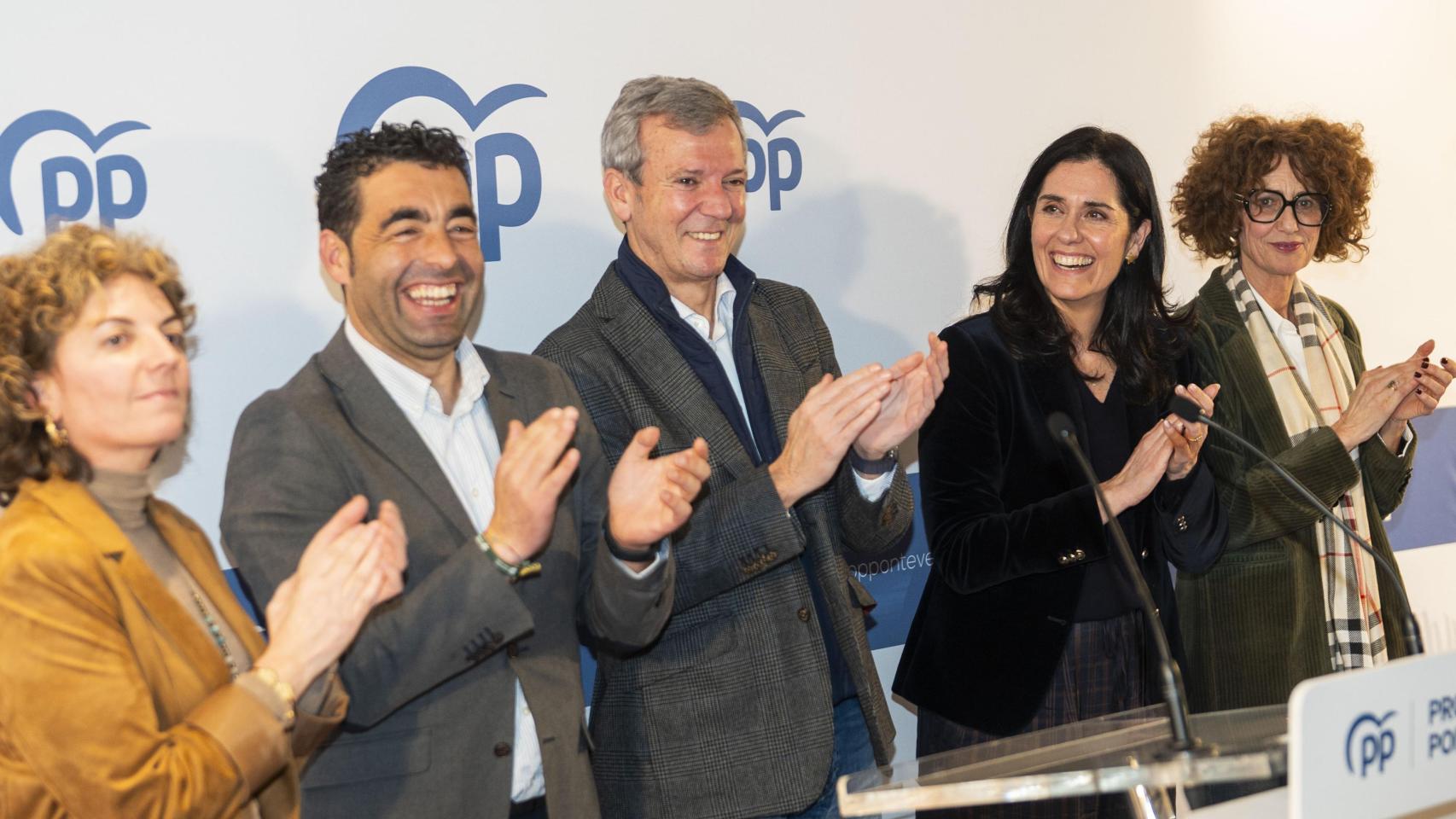 Alfonso Rueda en el pincho de Navidad del PP en Pontevedra, junto a Luis López y Paula Prado
