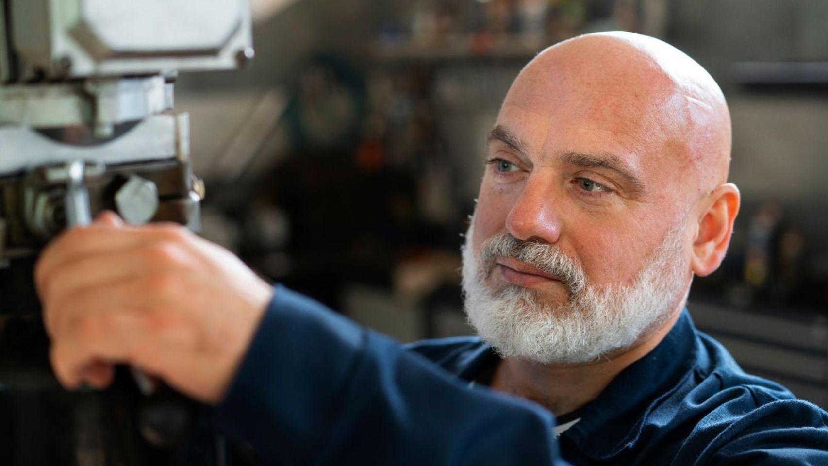 Hombre jubilado trabajando (imagen de archivo).