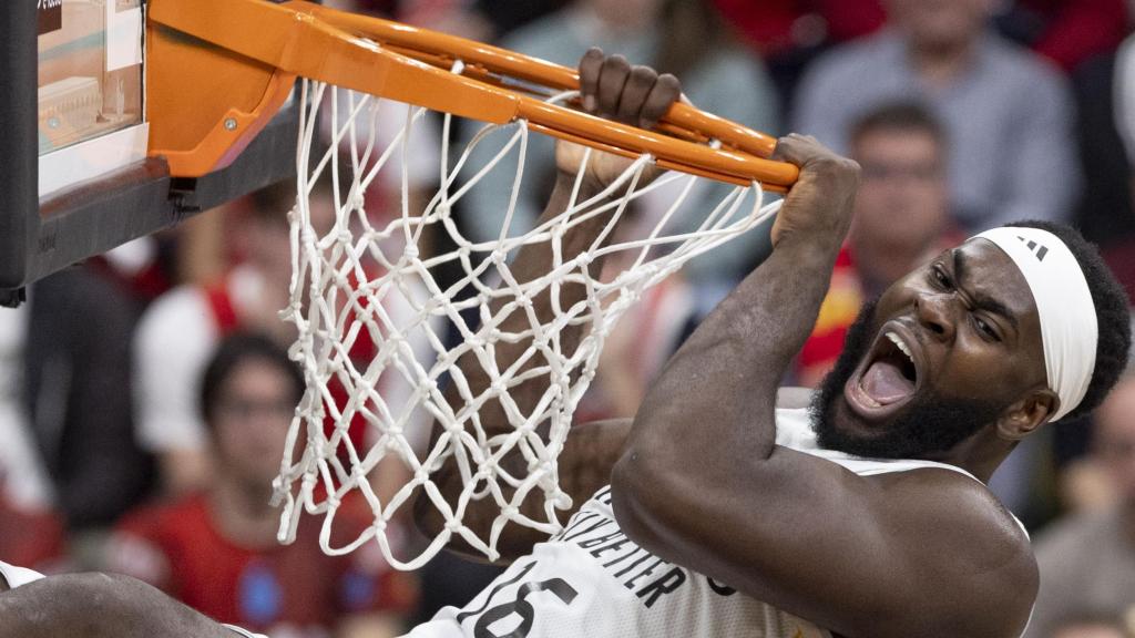 Garuba machaca el aro en el partido ante el UCAM.