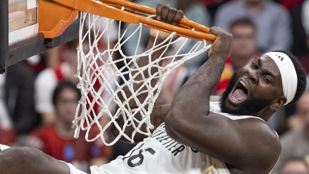 Garuba machaca el aro en el partido ante el UCAM.