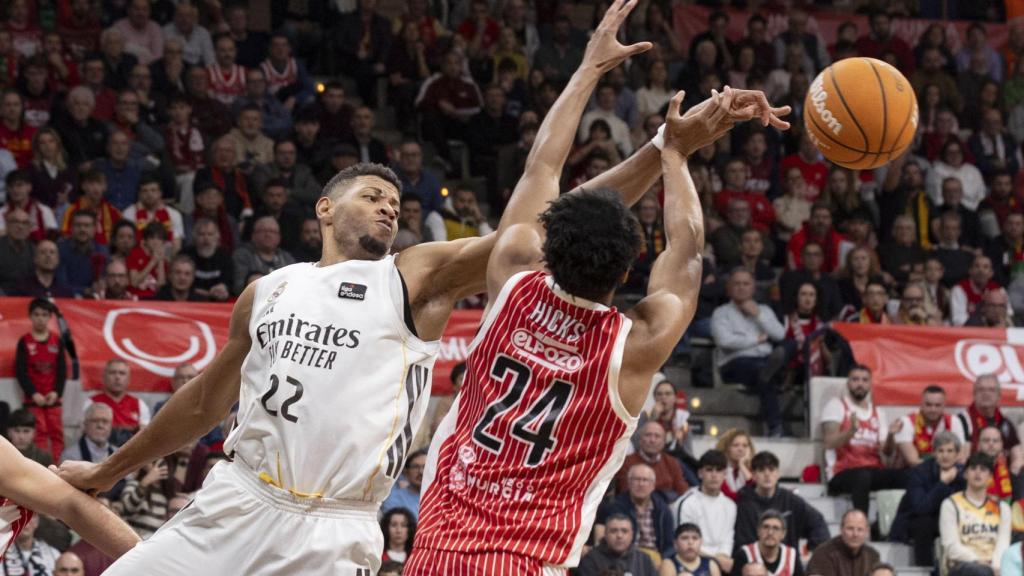 Tavares pelea por un balón.