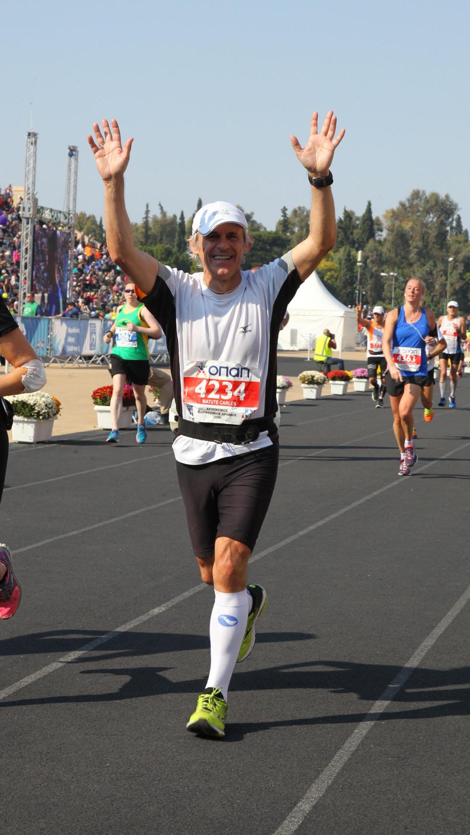 Carlos Matute llegando a la línea de meta en el maratón de Atenas.