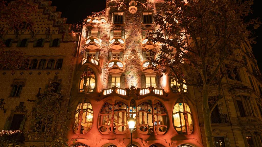 La Casa Batló, vestida para la ocasión, la noche del evento.