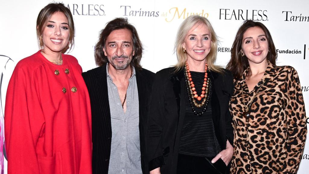 Antonio Carmona, Mariola Orellana y sus dos hijas durante unas premiaciones en Madrid en 2023.