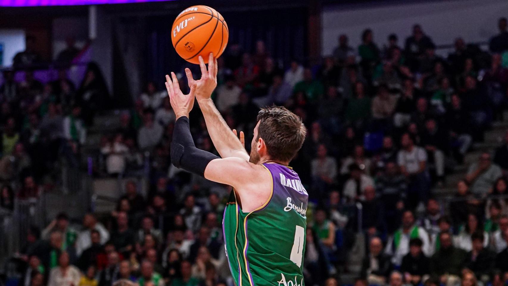 Tyler Kalinoski lanza a canasta durante el Unicaja vs. Joventut de la Liga Endesa.