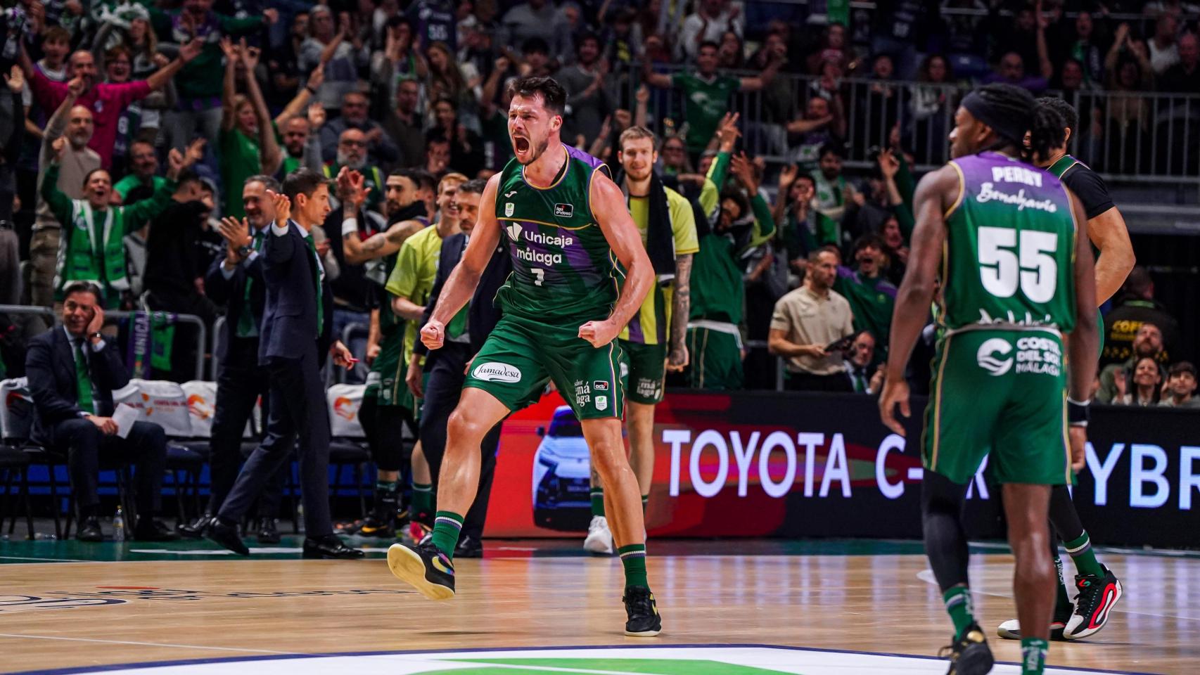 Jonathan Barreiro celebra una canasta durante el Unicaja vs. Joventut de Badalona.