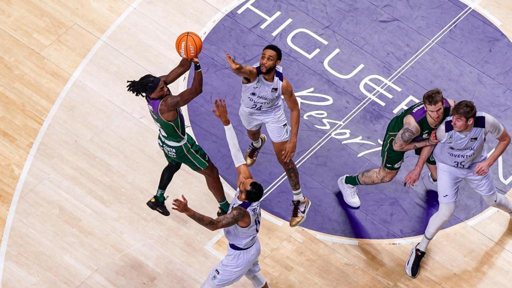 Kendrick Perry lanza a canasta durante el Unicaja vs. Joventut de Badalona de la Liga Endesa.