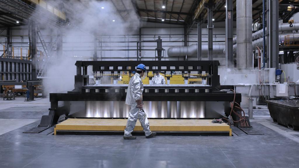 Una máquina creando aluminio en la planta de Coirós.