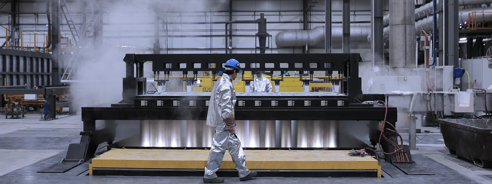 Una máquina creando aluminio en la planta de Coirós.