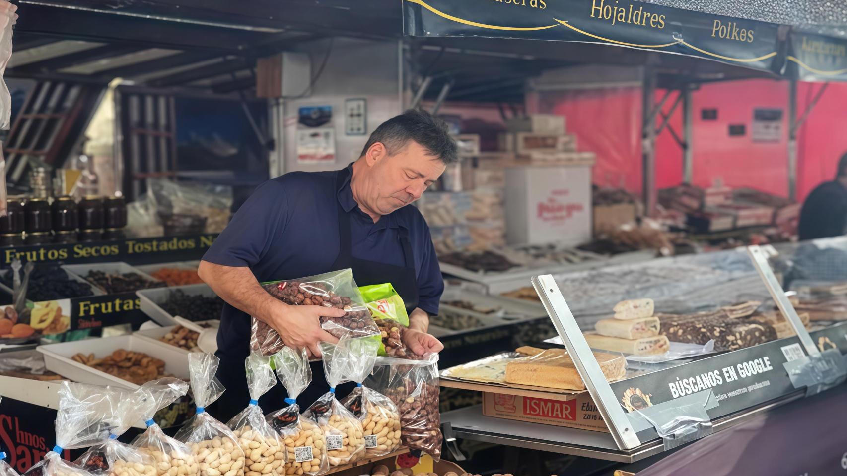 El dueño del 'Puesto de Vicente' trabajando en su stand.