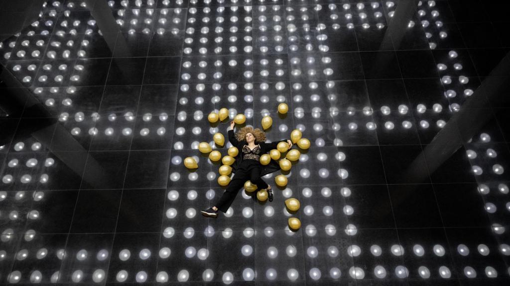 Asun Noales, en la entrada del Auditorio ADDA.