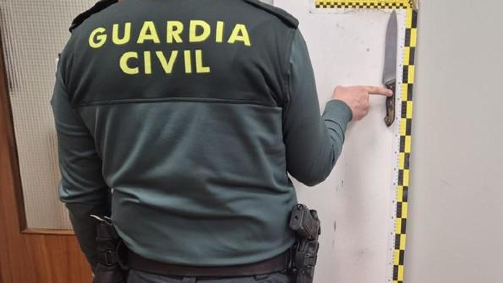 Un agente de la Guardia Civil sosteniendo el cuchillo