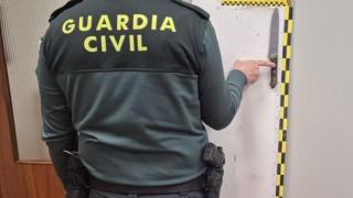 Un agente de la Guardia Civil sosteniendo el cuchillo