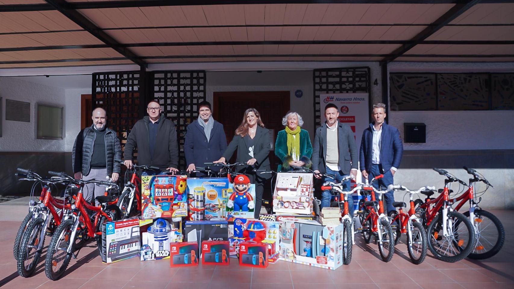 Los regalos que repartirá la Cabalgata de Reyes de Cruz del Humilladero en Málaga.