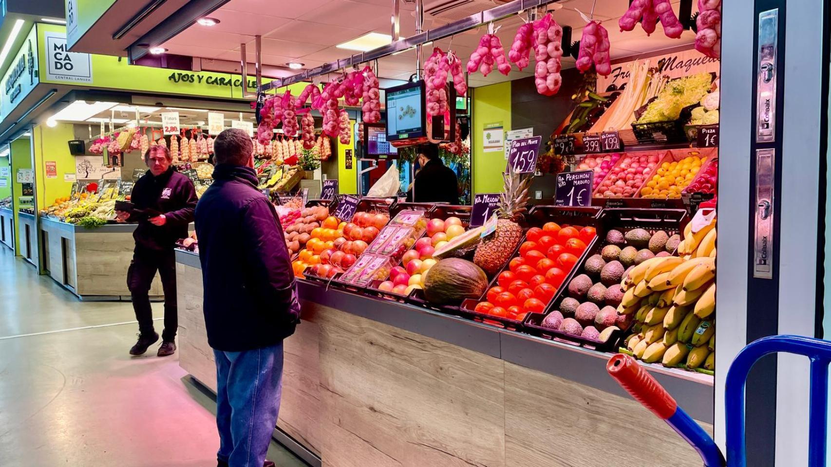 Puesto de fruta en el Mercado Central de Zaragoza