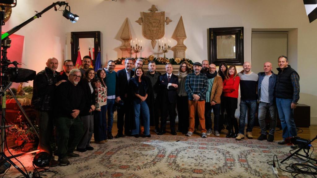 Foto de familia con todos los profesionales implicados en la grabación del mensaje de Año Nuevo.