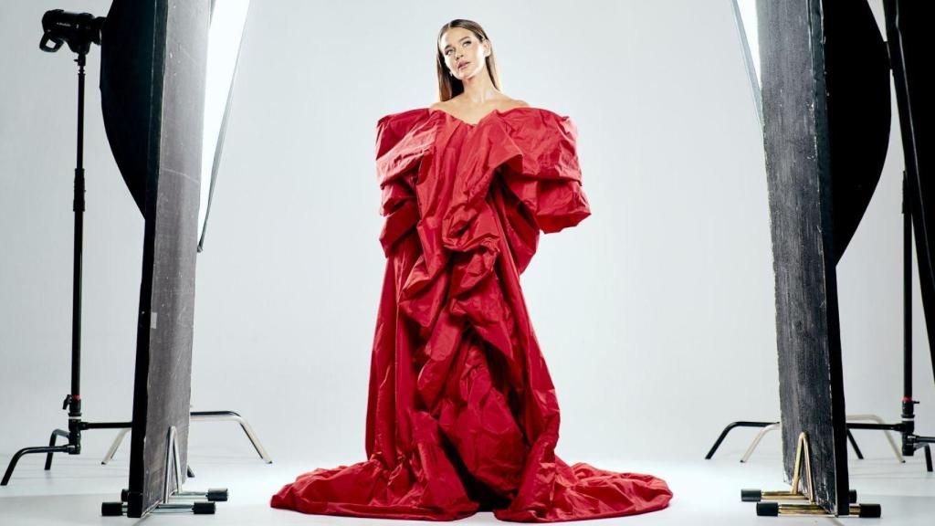 Laura Escanes con capa de Yolancris para las Campanadas 2025.