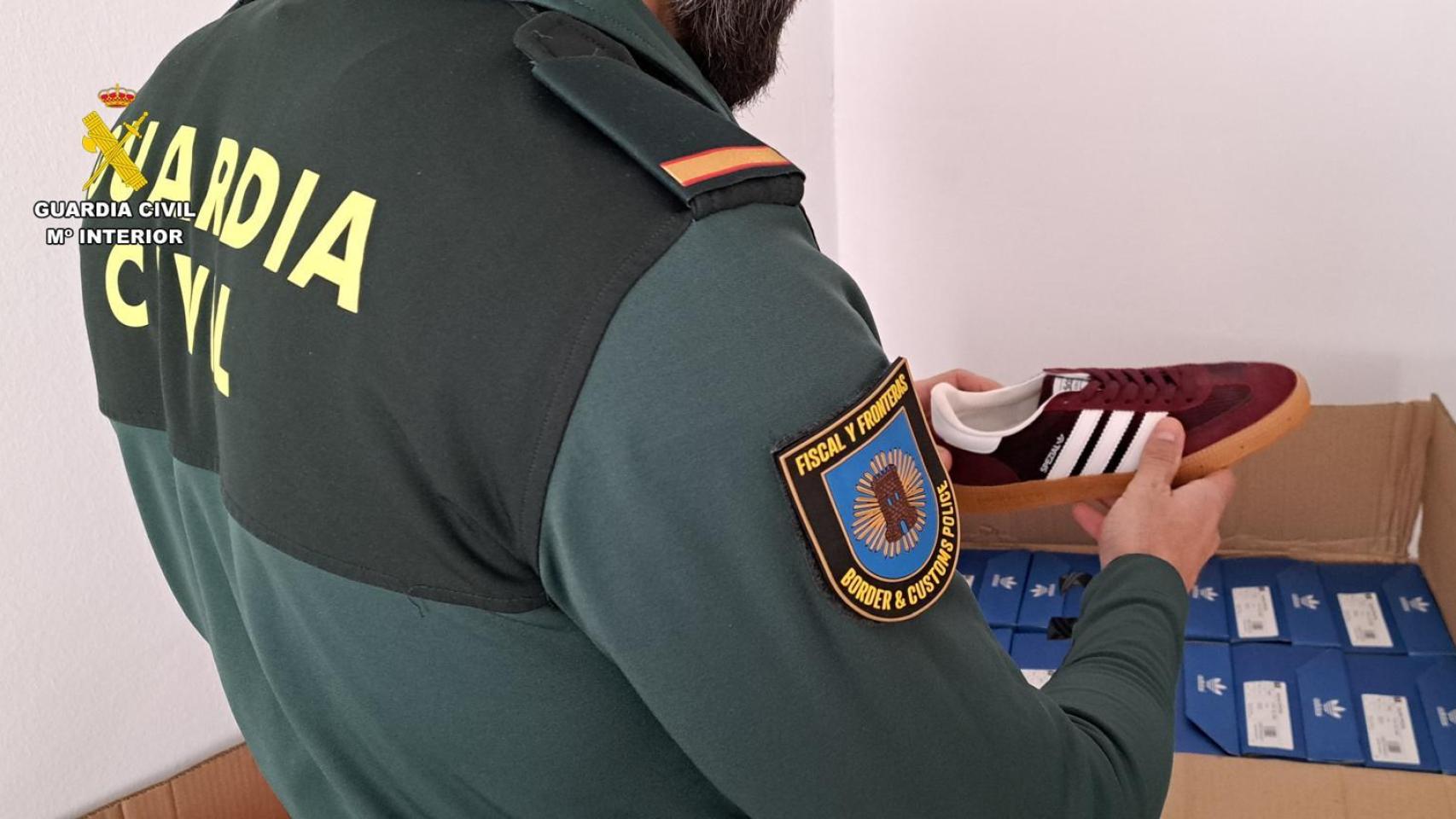 Investigado por comprar 108 pares de zapatillas falsas