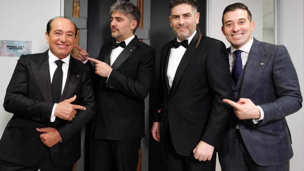 Félix Ramiro junto a los Estopa.