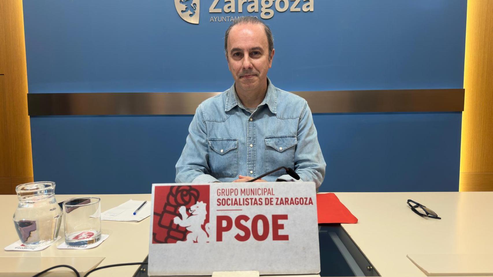 El concejal socialista, Chema Giral, en el Ayuntamiento de Zaragoza.