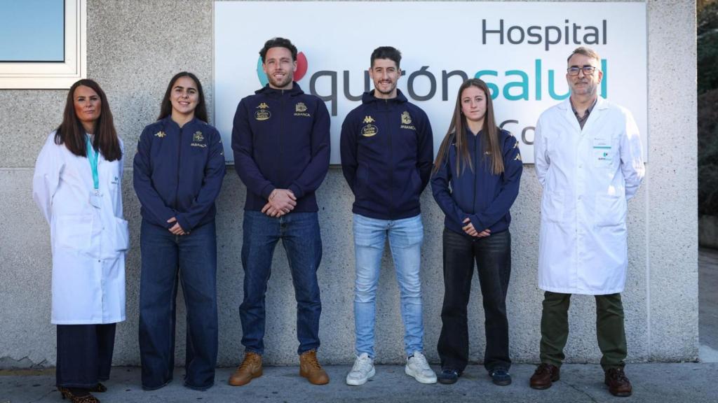 Pacientes y personal del Hospital Quirónsalud A Coruña reciben la visita de los jugadores del Dépor