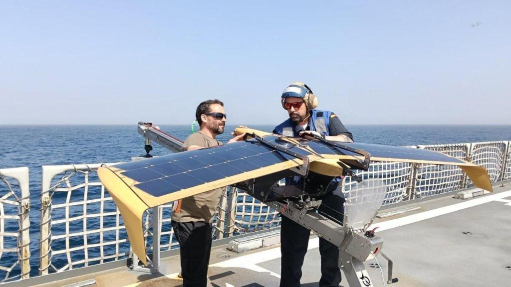 Operación de lanzamiento de un Airfox empleando una catapulta desde la cubierta del BAM 'Relámpago'