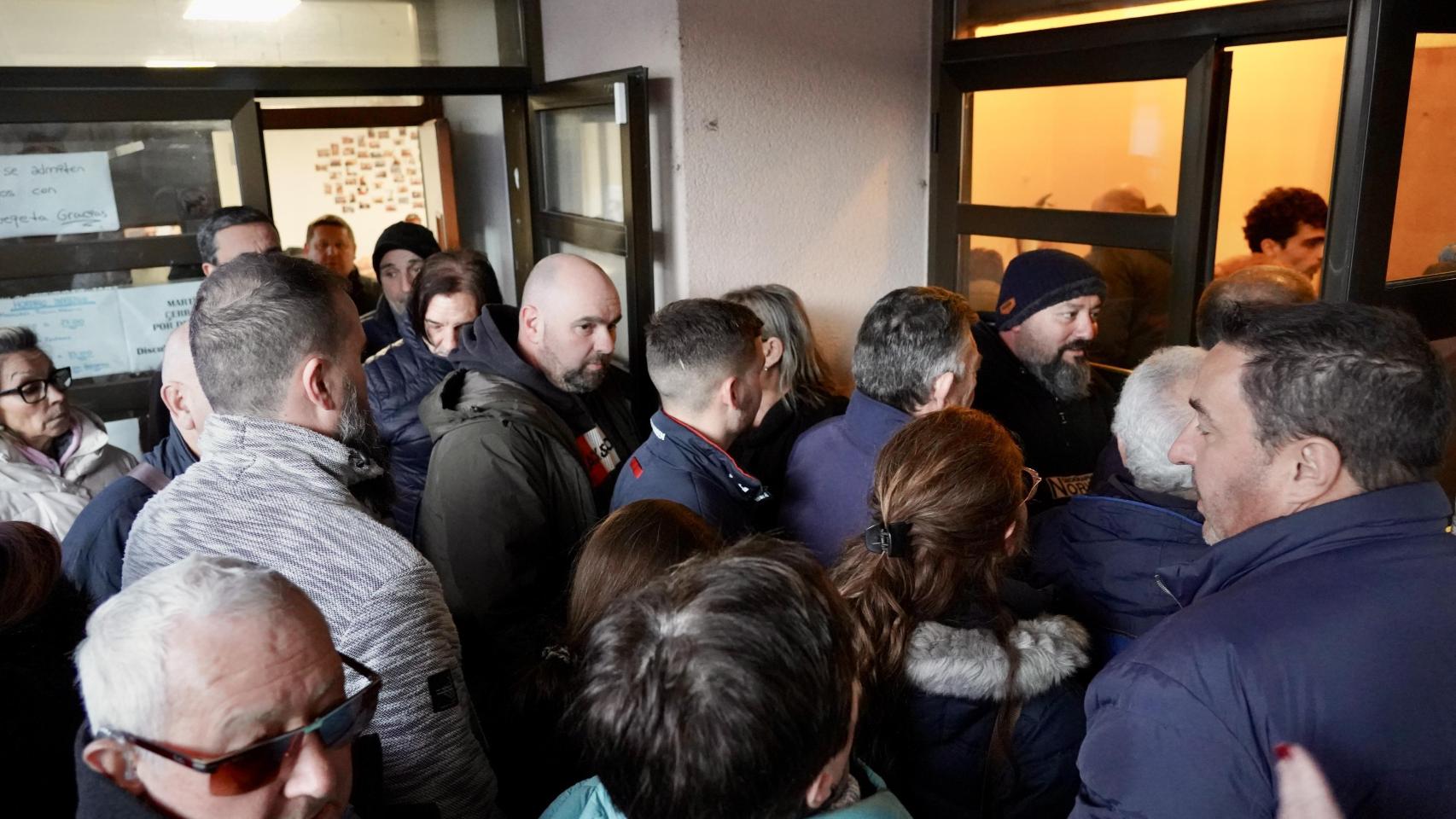 . Reunión entre la Comisión de Fiestas de Villamanín y los vecinos premiados con el gordo de la Lotería de Navidad