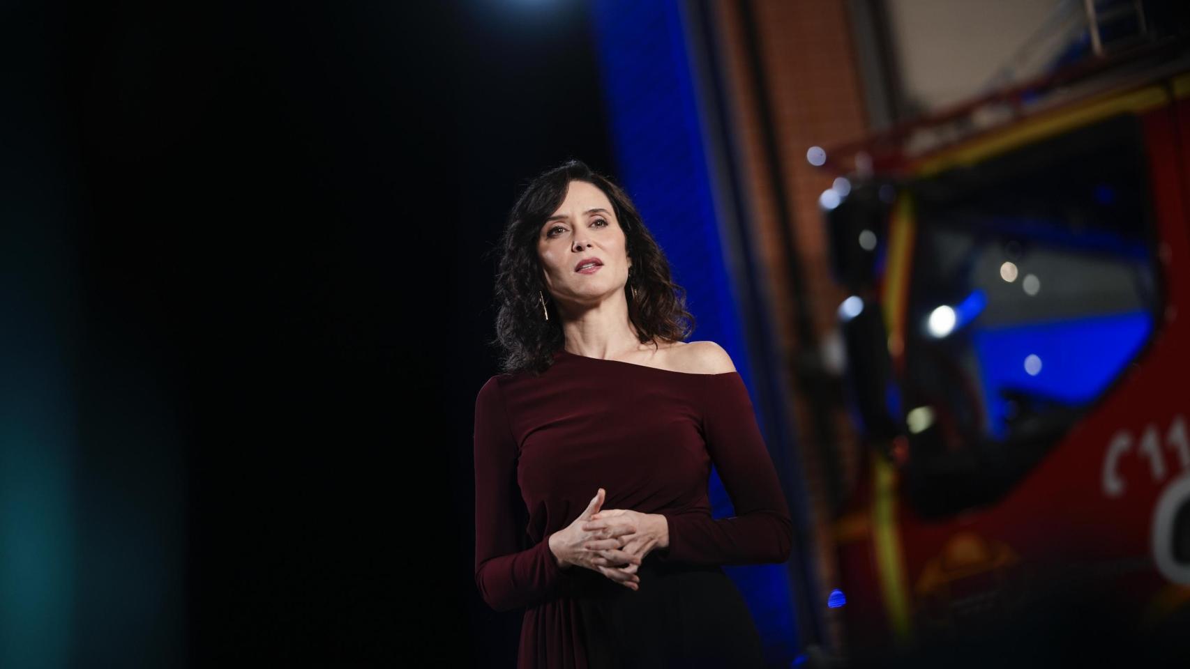 La presidenta Isabel Díaz Ayuso en el parque de bomberos de Alcalá de Henares.