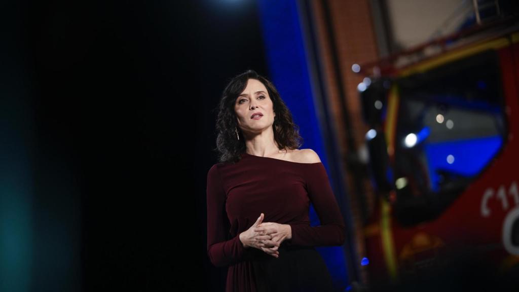 La presidenta Isabel Díaz Ayuso en el parque de bomberos de Alcalá de Henares.