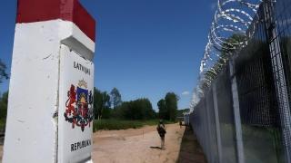 Imagen de la valla establecida por Letonia