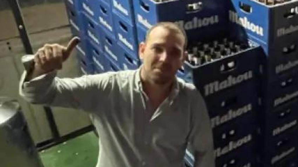 La Nochevieja salvaje de Jonathan Rivera, el dueño del Bar Jhony que busca vender 18.000 cervezas a 1 € y con bocata gratis.