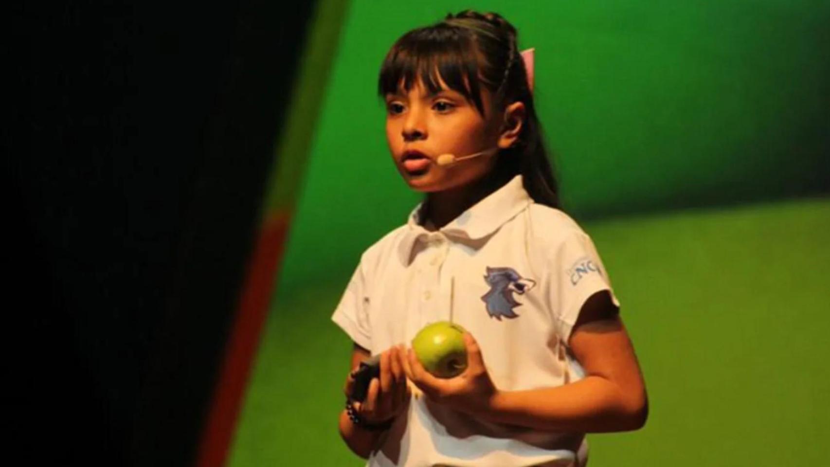 Adhara Pérez durante una conferencia.