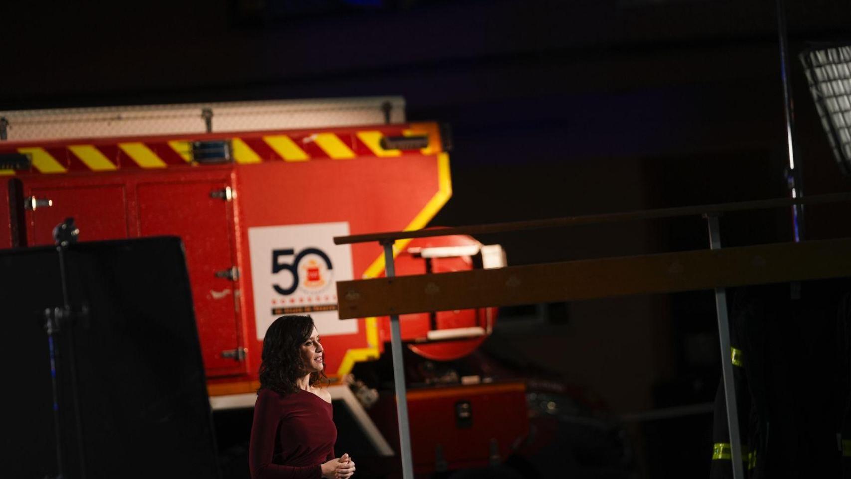 La presidenta de la Comunidad de Madrid, Isabel Díaz Ayuso, en el parque de Bomberos de Alcalá.