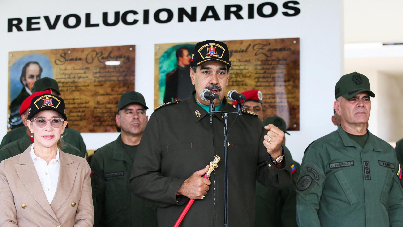 Nicolás Maduro, su esposa Cilia Flores y el ministro de Defensa, Vladimir Padrino López, asisten a una ceremonia de fin de año para saludar a las fuerzas militares en La Guaira.